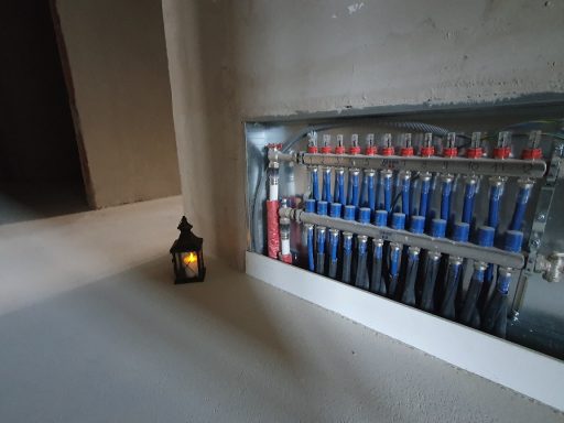 Moderne Fernwärmeverteiler für Heizung und Warmwasser